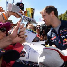 Sebastian Vettel firma autógrafos en Melbourne