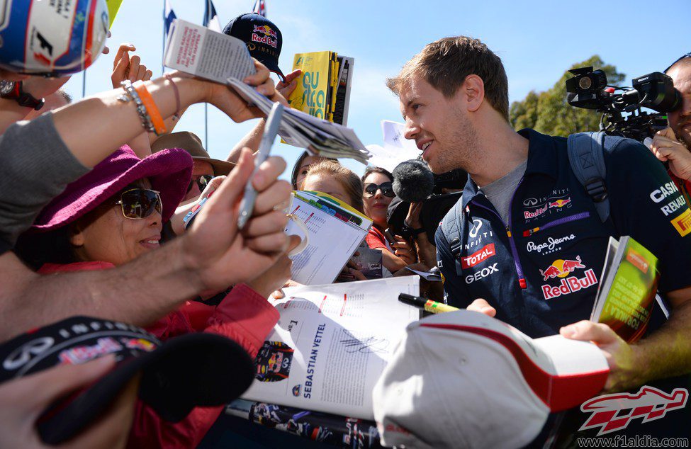 Sebastian Vettel firma autógrafos en Melbourne
