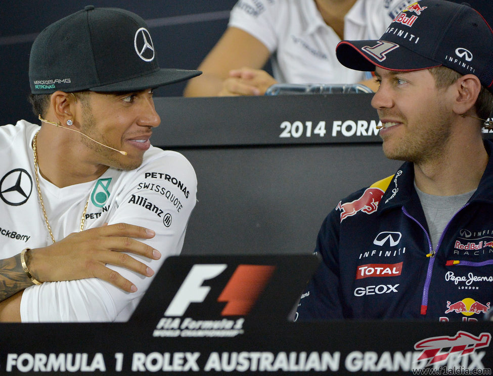 Sebastian Vettel y Lewis Hamilton en la rueda de prensa de la FIA