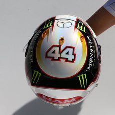 Diseño blanco para el casco de Lewis Hamilton