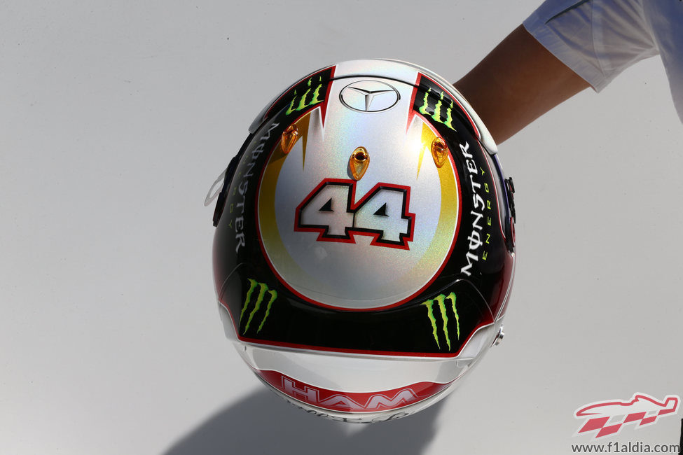 Diseño blanco para el casco de Lewis Hamilton