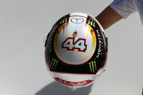 Diseño blanco para el casco de Lewis Hamilton