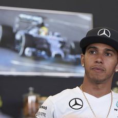 Lewis Hamilton, pensativo