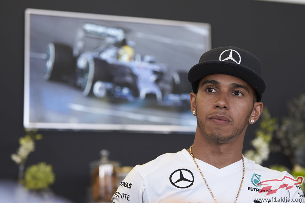 Lewis Hamilton, pensativo