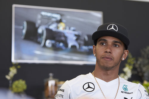 Lewis Hamilton, pensativo