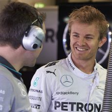 Nico Rosberg sonríe en el box