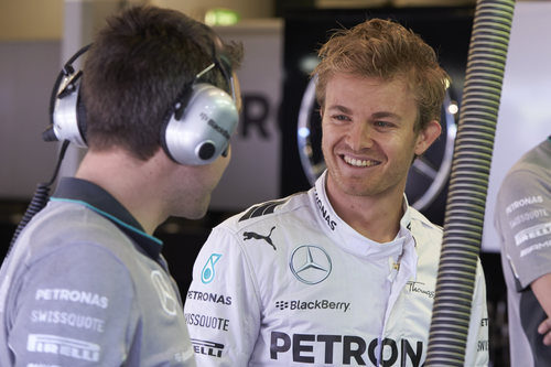 Nico Rosberg sonríe en el box