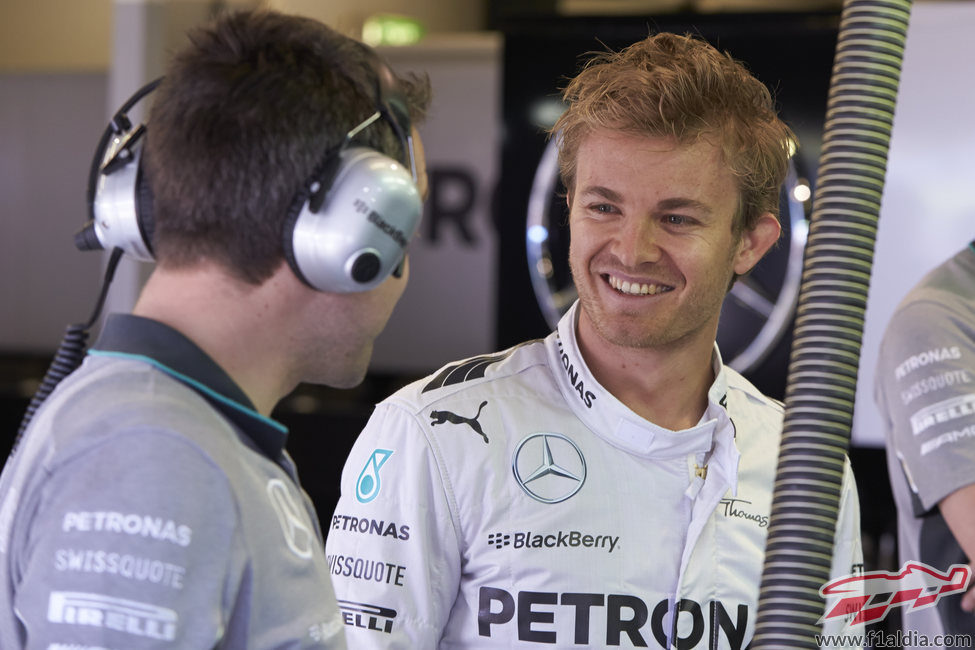 Nico Rosberg sonríe en el box
