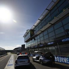 El sol brilla en el pitlane de Melbourne