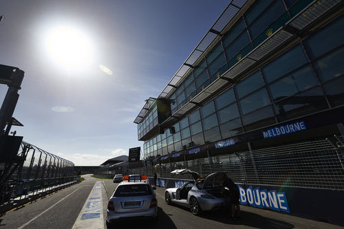 El sol brilla en el pitlane de Melbourne