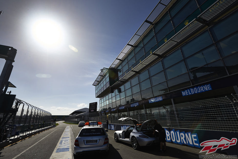 El sol brilla en el pitlane de Melbourne