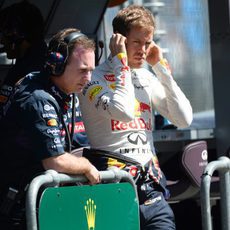 Sebastian Vettel observa la acción desde el muro de boxes