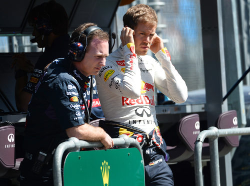 Sebastian Vettel observa la acción desde el muro de boxes