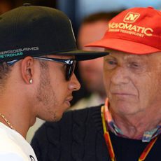 Lewis Hamilton habla con Niki Lauda
