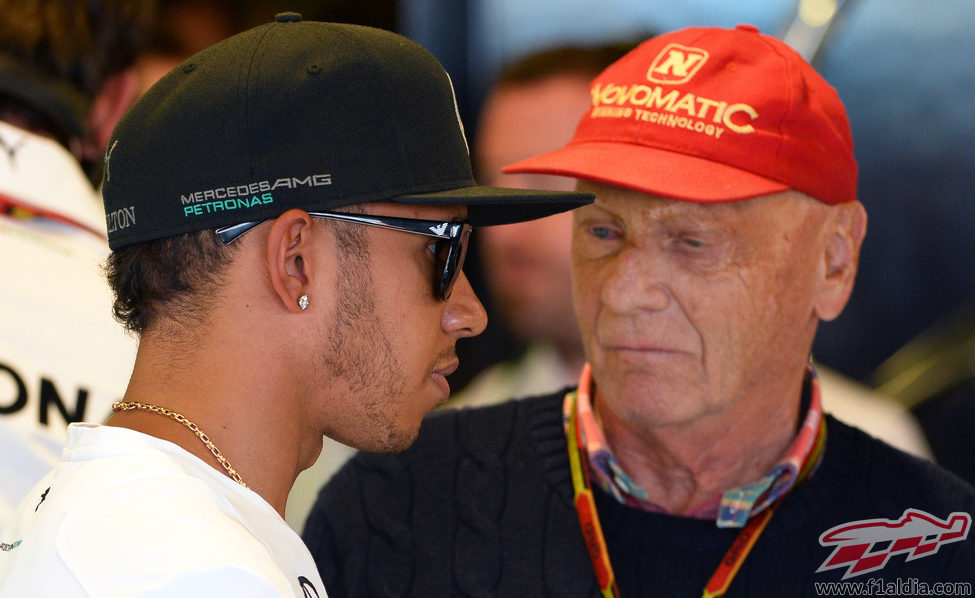 Lewis Hamilton habla con Niki Lauda