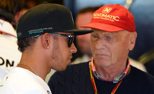 Lewis Hamilton habla con Niki Lauda