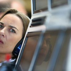 Claire Williams, muy atenta a lo que sucede en pista