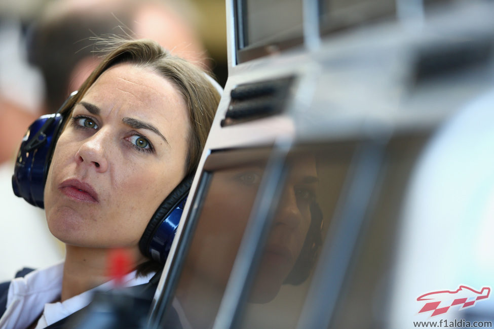 Claire Williams, muy atenta a lo que sucede en pista