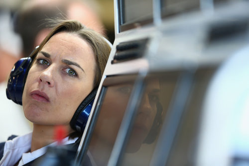 Claire Williams, muy atenta a lo que sucede en pista