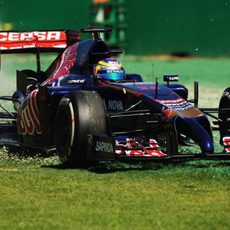 Excursión de Jean-Eric Vergne por la hierba de Albert Park