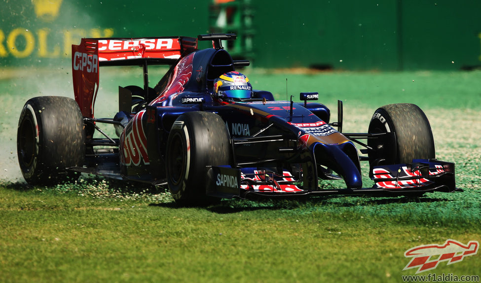 Excursión de Jean-Eric Vergne por la hierba de Albert Park