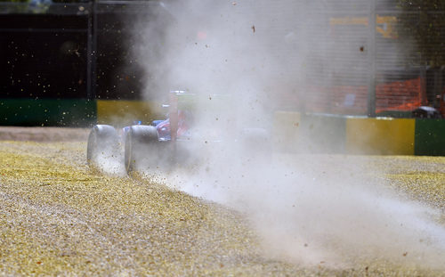 Mucho polvo en la salida de pista de Jean-Eric Vergne