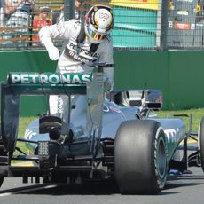 Lewis Hamilton se baja del coche tras quedarse parado