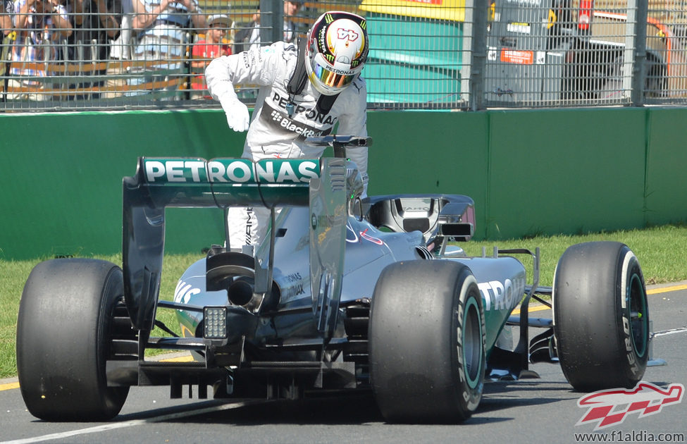 Lewis Hamilton se baja del coche tras quedarse parado