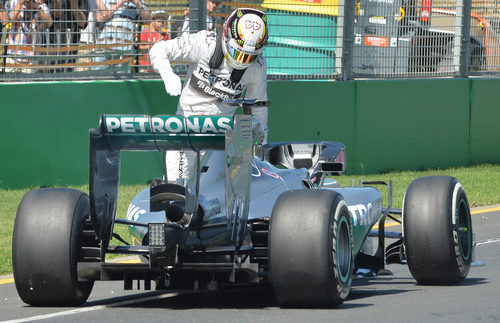 Lewis Hamilton se baja del coche tras quedarse parado