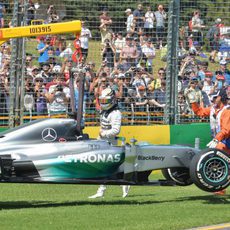 La grúa retira el monoplaza de Lewis Hamilton
