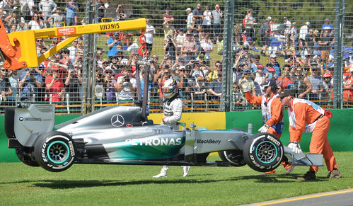 La grúa retira el monoplaza de Lewis Hamilton