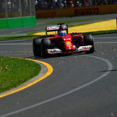 Fernando Alonso pasa junto a la suciedad de la pista