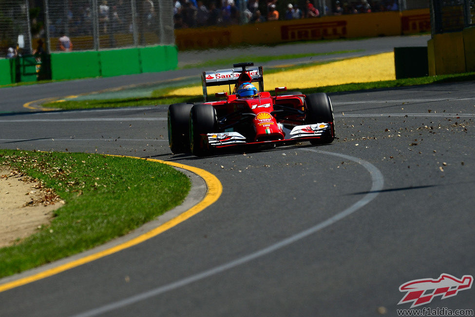 Fernando Alonso pasa junto a la suciedad de la pista