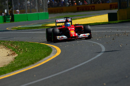 Fernando Alonso pasa junto a la suciedad de la pista