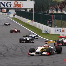 Alonso rueda por delante de Kovalainen