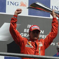 Raikkonen con su trofeo