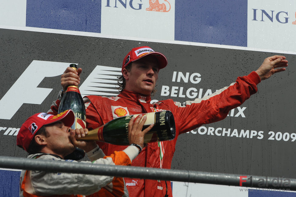 Raikkonen con el champán