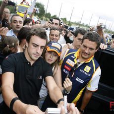 Alonso atiende a los fans