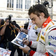 Alonso firma unas revistas