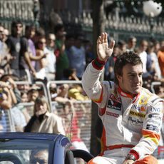 Alonso saluda a los aficionados