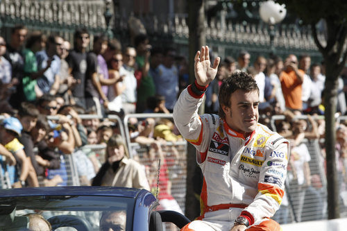 Alonso saluda a los aficionados