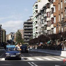 Alonso subido a un coche