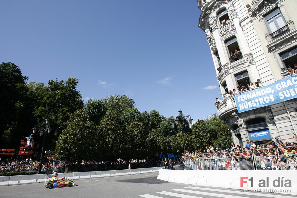Alonso con su kart por Oviedo