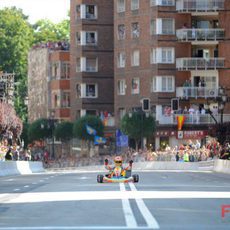 Alonso por el medio de la calle