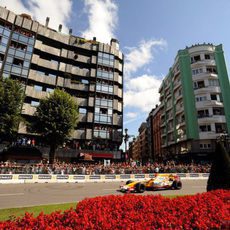 Alonso da una vuelta a la plaza