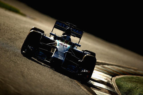Lewis Hamilton avanza en el atardecer