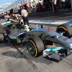 Lewis Hamilton sale de boxes en Melbourne