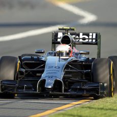 Kevin Magnussen pisa un poco de césped