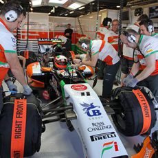 Sergio Perez en el garaje a punto de salir