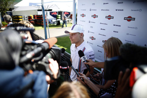 Valtteri Bottas atiende a los medios de comunicación